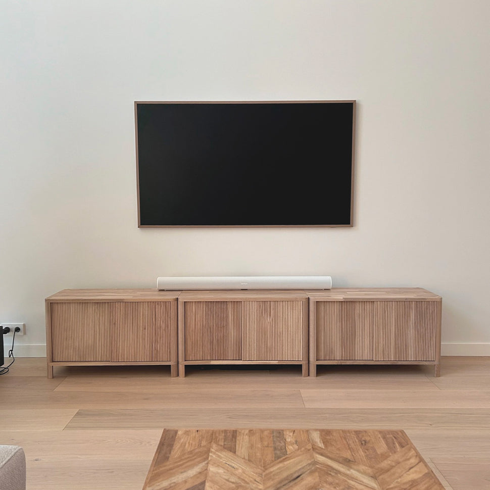 Cloe · Meuble TV en chêne blanchi avec portes en métal noir