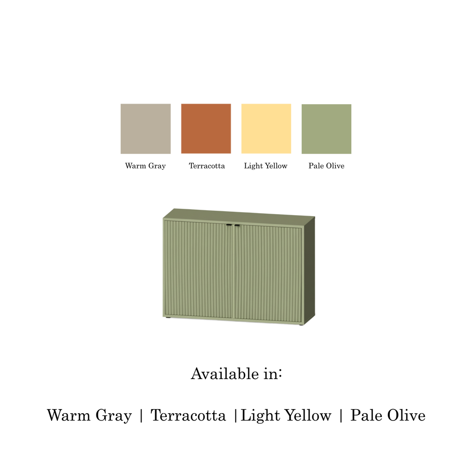 Buffet Pau à deux portes, avec façades texturées et finition vert pâle, présenté avec quatre échantillons de couleur