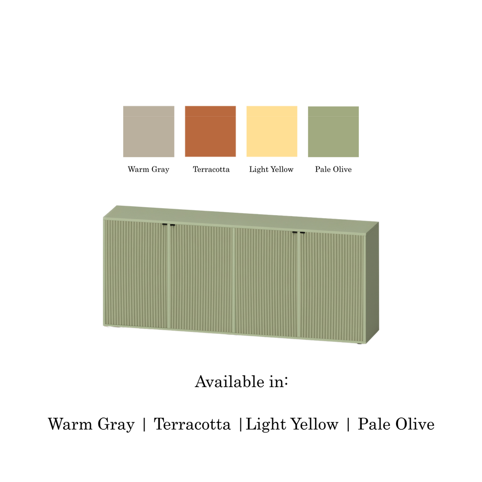 Buffet Pau à quatre portes, avec façades texturées et finition vert pâle, présenté avec quatre échantillons de couleur