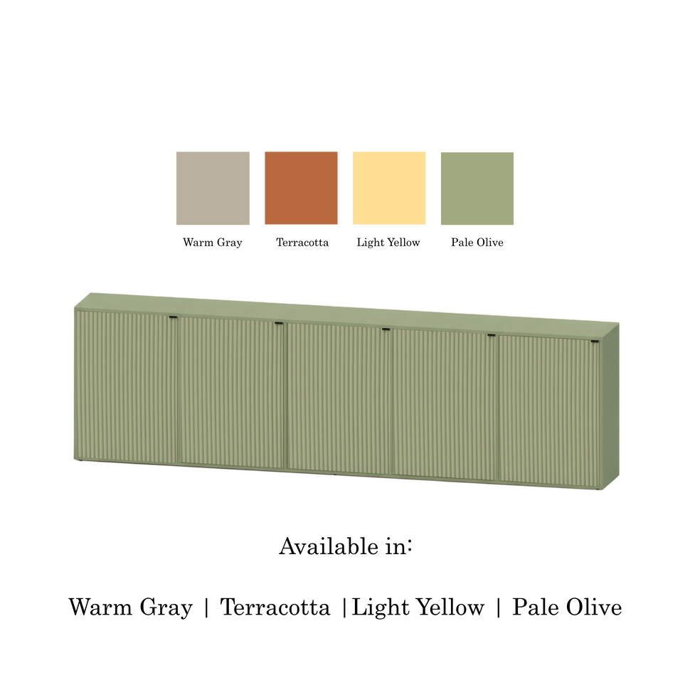 Buffet Pau à cinq portes, avec façades texturées et finition vert pâle, présenté avec quatre échantillons de couleur