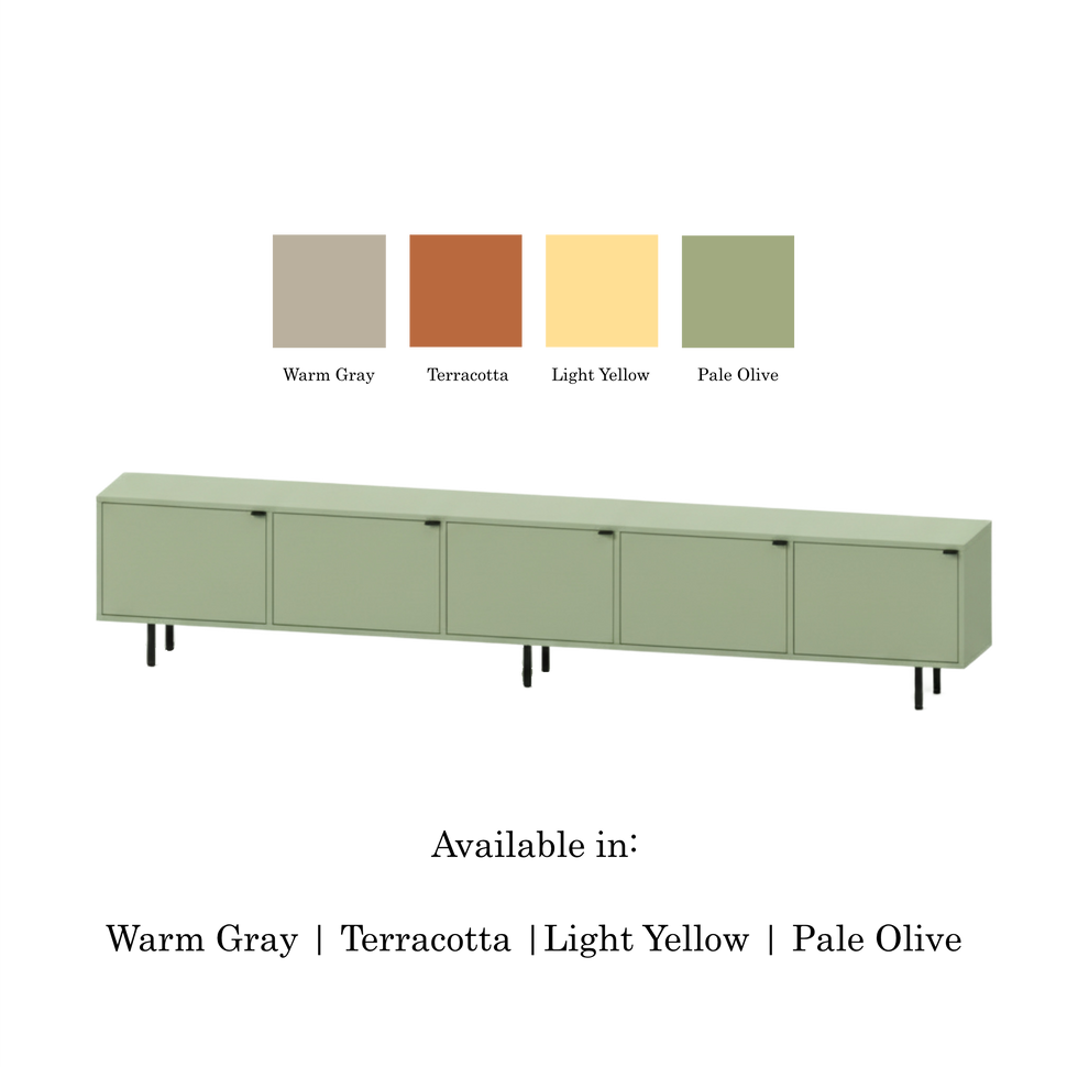 Meuble TV Pau à cinq portes, avec façades lisses et finition vert pâle, présenté avec quatre échantillons de couleur