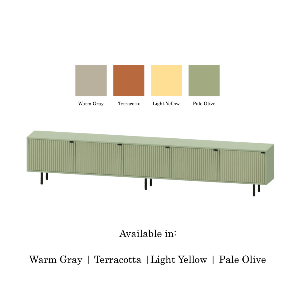 Meuble TV Pau à cinq portes, avec façades texturées et finition vert pâle, présenté avec quatre échantillons de couleur