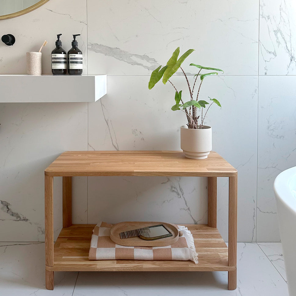 Cloe · Meuble TV en chêne blanchi avec portes en métal blanc