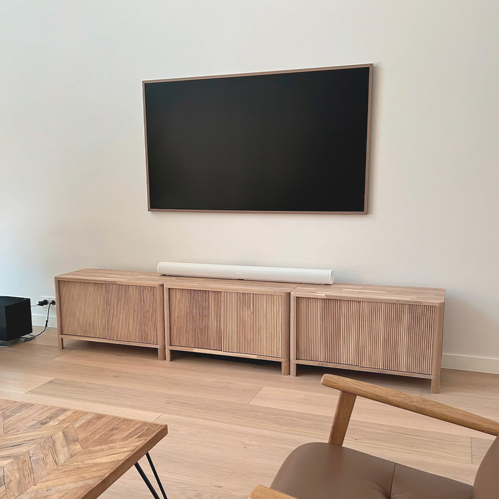 Cloe · Meuble TV en chêne blanchi avec portes en métal noir