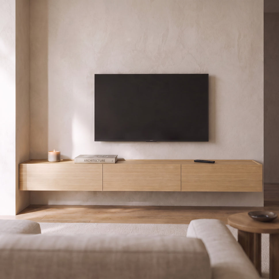 Schwebendes Dalea-TV-Möbel mit drei Modulen aus Eiche und glatten Schubladen in einem Wohnzimmer