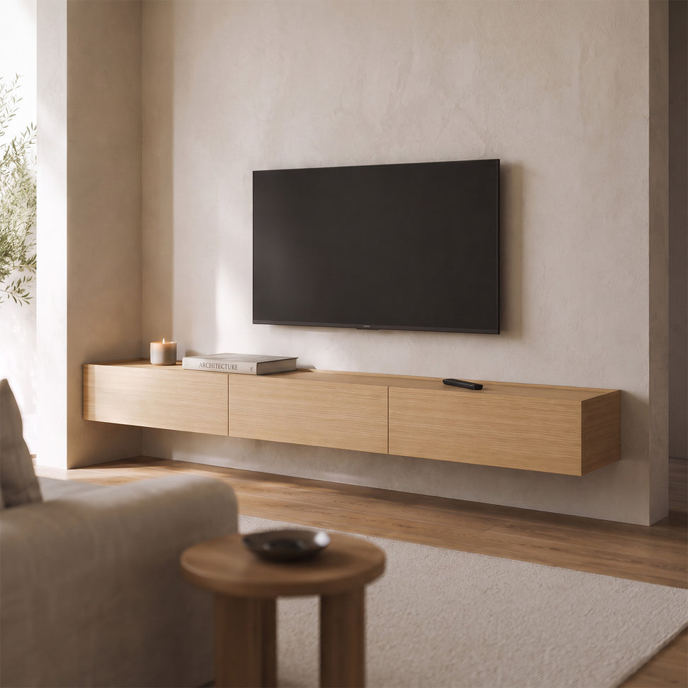 Schwebendes Dalea-TV-Möbel mit drei Modulen aus Eiche unter einem Fernseher