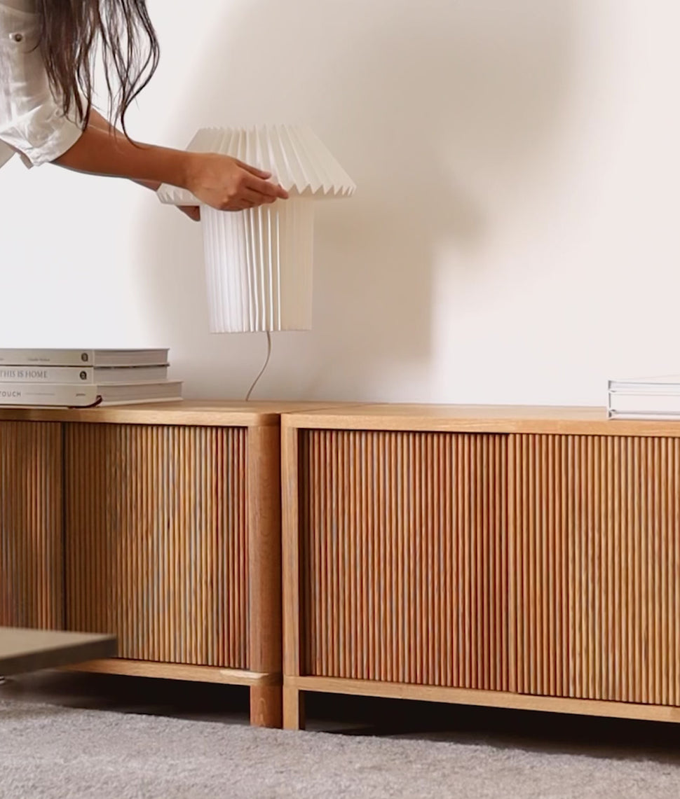 Cloe Aparador modular · Roble natural · Puertas de madera negra