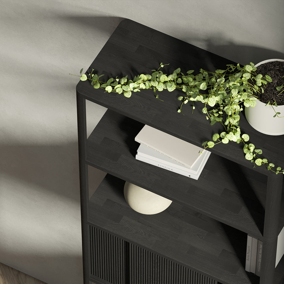 Cloe · Table d'appoint noir avec portes en bois de chêne blanchi
