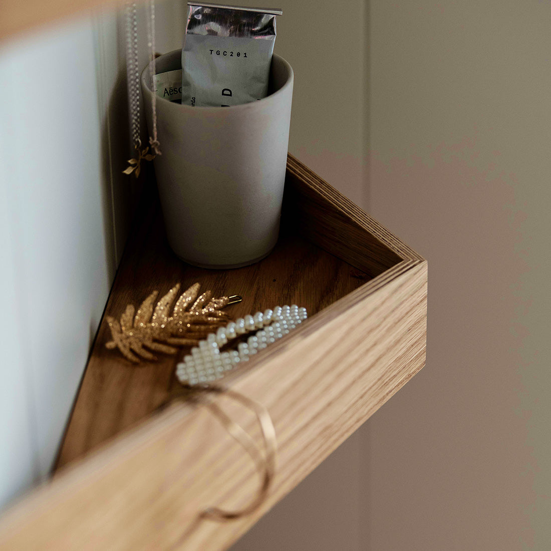 Pelican Wall Shelf · Medium oak – Woodendot