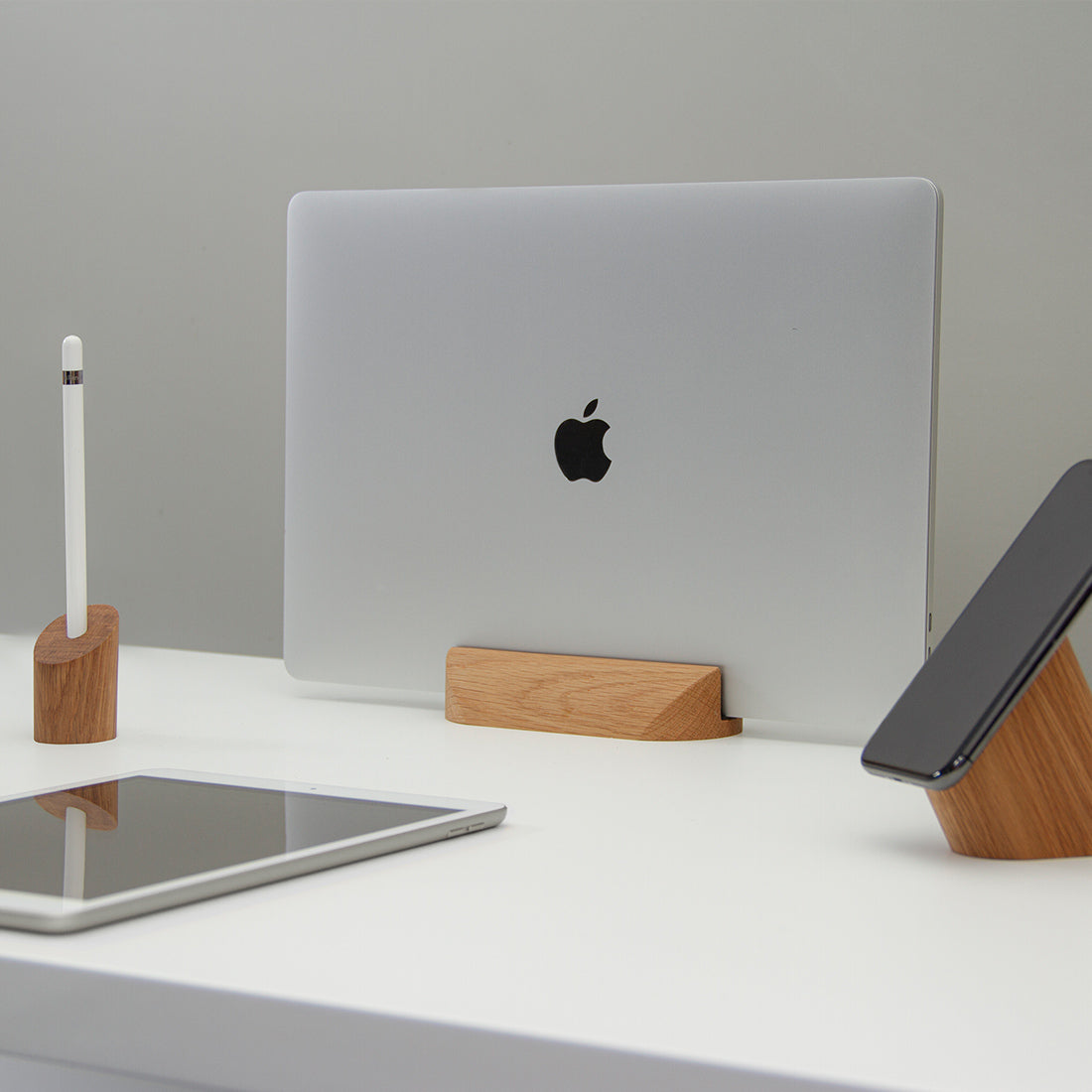 Loma Vertical Laptop Stand · Oak – Woodendot